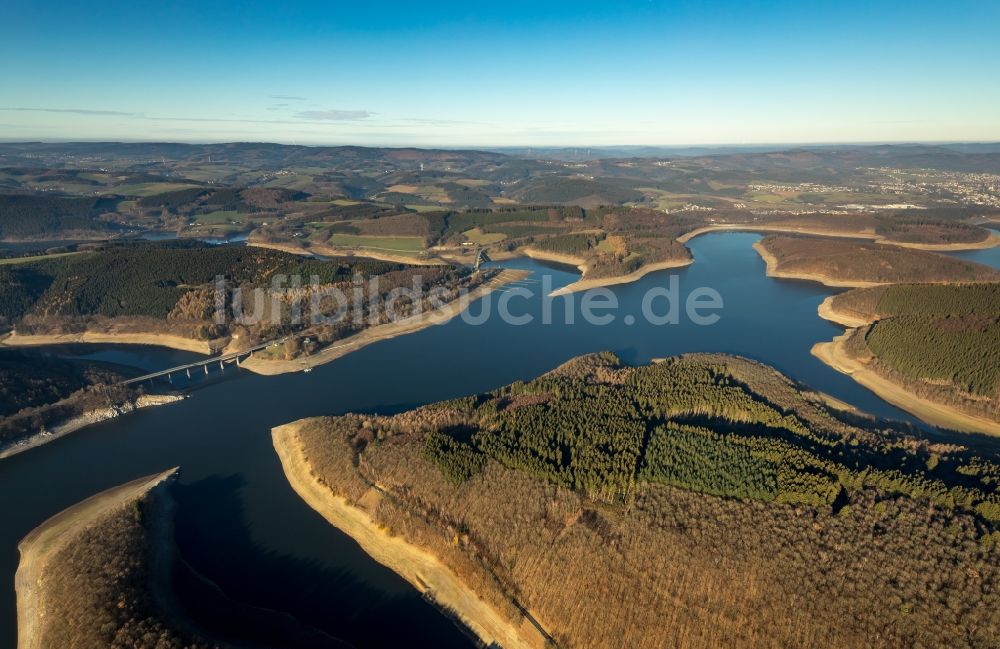 Luftbild Attendorn - Wassermangel an den Uferbereichen der Biggetalsperre in Attendorn im Bundesland Nordrhein-Westfalen, Deutschland