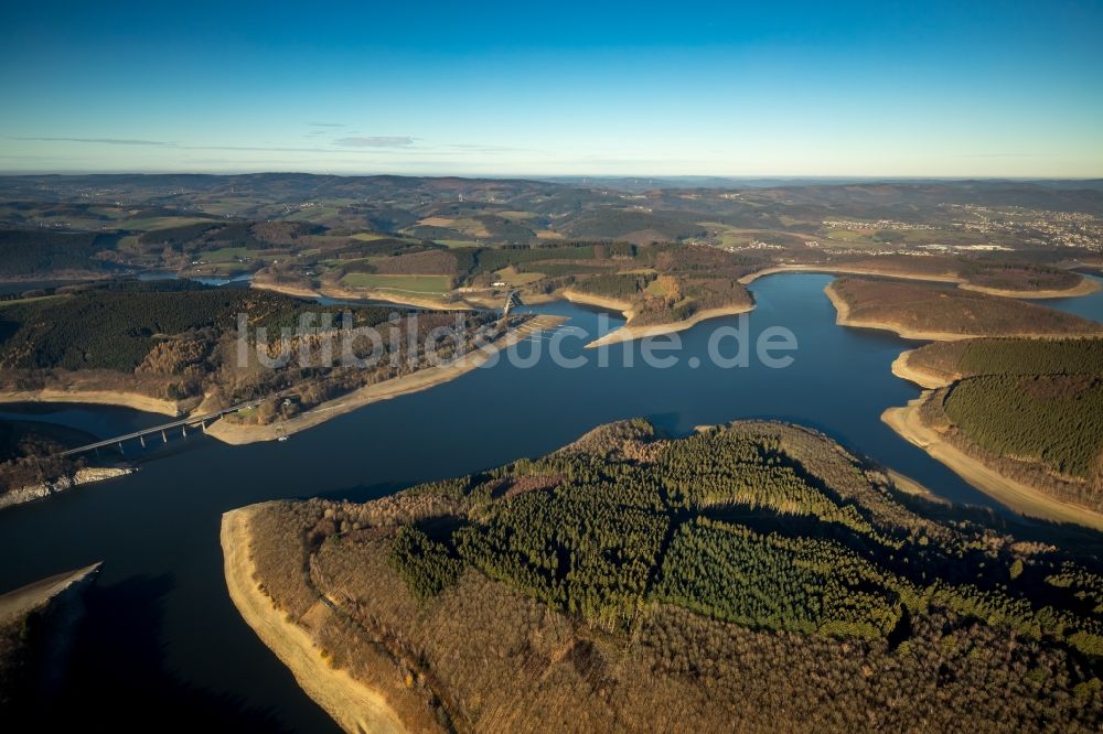 Luftaufnahme Attendorn - Wassermangel an den Uferbereichen der Biggetalsperre in Attendorn im Bundesland Nordrhein-Westfalen, Deutschland