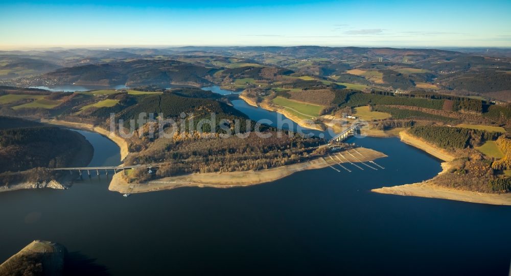 Attendorn von oben - Wassermangel an den Uferbereichen der Biggetalsperre in Attendorn im Bundesland Nordrhein-Westfalen, Deutschland