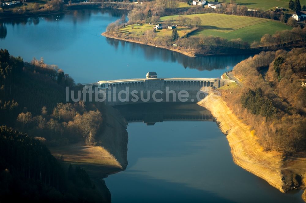 Attendorn aus der Vogelperspektive: Wassermangel an den Uferbereichen der Biggetalsperre in Attendorn im Bundesland Nordrhein-Westfalen, Deutschland