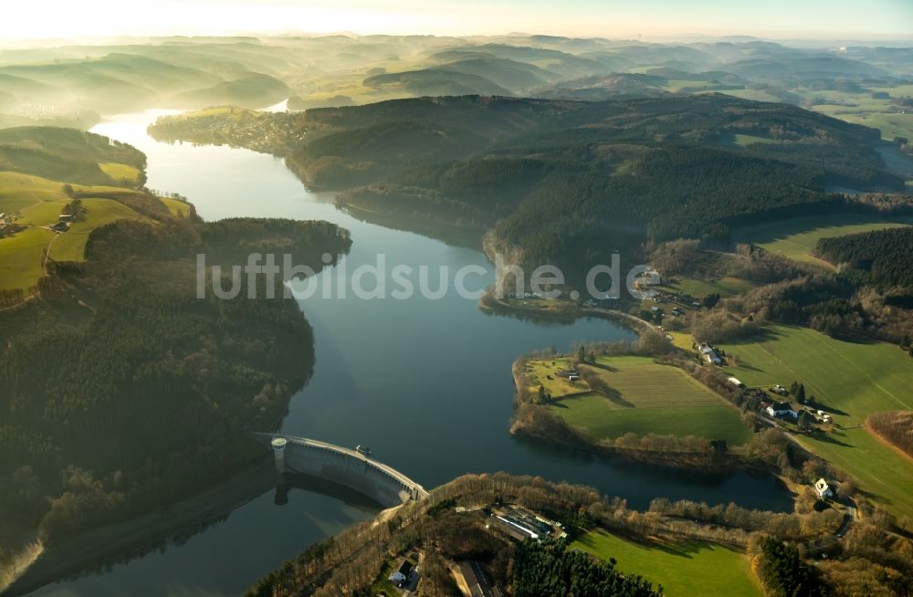 Luftbild Attendorn - Wassermangel an den Uferbereichen der Biggetalsperre in Attendorn im Bundesland Nordrhein-Westfalen, Deutschland