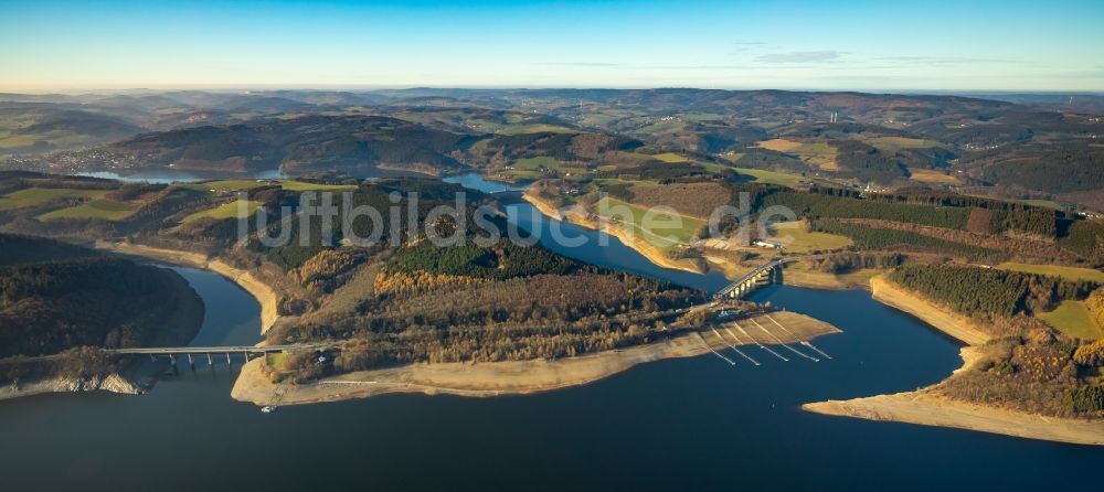 Luftaufnahme Attendorn - Wassermangel an den Uferbereichen der Biggetalsperre in Attendorn im Bundesland Nordrhein-Westfalen, Deutschland