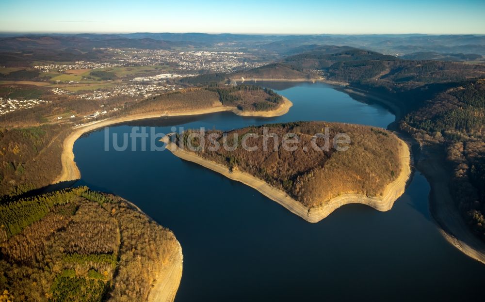 Attendorn aus der Vogelperspektive: Wassermangel an den Uferbereichen der Biggetalsperre in Attendorn im Bundesland Nordrhein-Westfalen, Deutschland