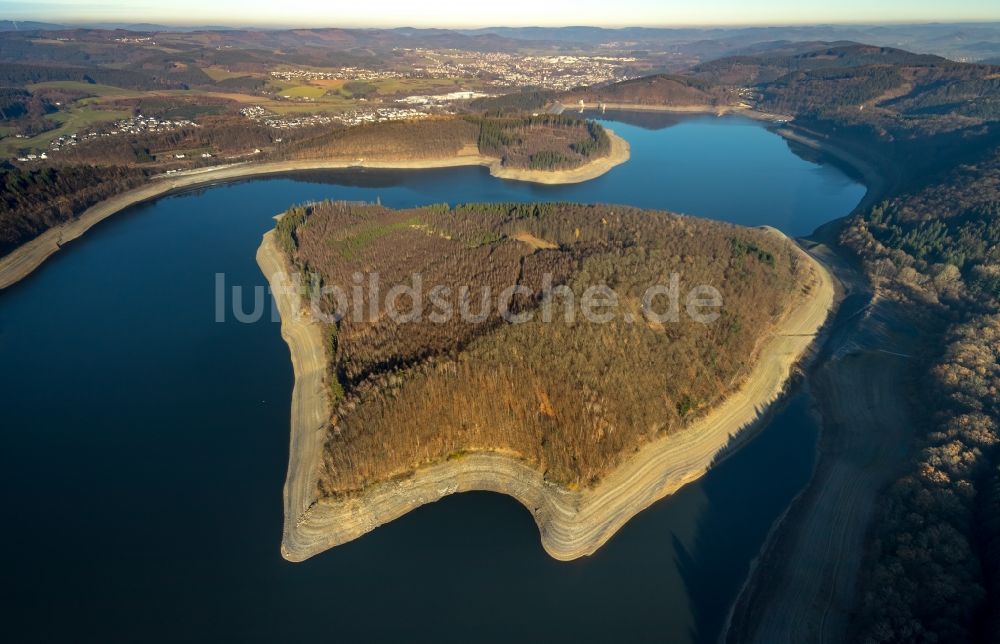 Luftbild Attendorn - Wassermangel an den Uferbereichen der Biggetalsperre in Attendorn im Bundesland Nordrhein-Westfalen, Deutschland