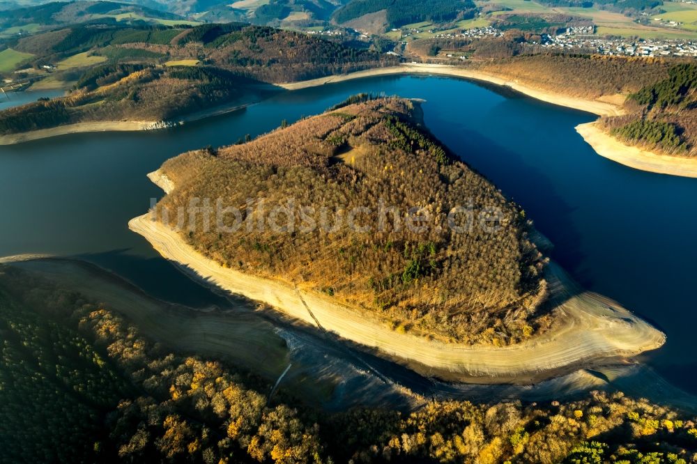 Luftaufnahme Attendorn - Wassermangel an den Uferbereichen der Biggetalsperre in Attendorn im Bundesland Nordrhein-Westfalen, Deutschland