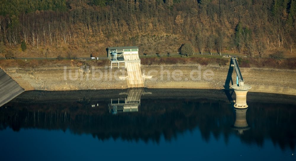 Attendorn von oben - Wassermangel an den Uferbereichen der Biggetalsperre in Attendorn im Bundesland Nordrhein-Westfalen, Deutschland