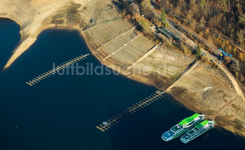 Attendorn aus der Vogelperspektive: Wassermangel an den Uferbereichen der Biggetalsperre in Attendorn im Bundesland Nordrhein-Westfalen, Deutschland