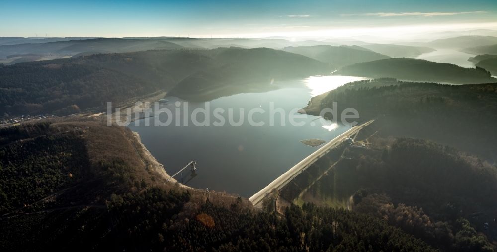 Attendorn von oben - Wassermangel an den Uferbereichen der Biggetalsperre in Attendorn im Bundesland Nordrhein-Westfalen, Deutschland