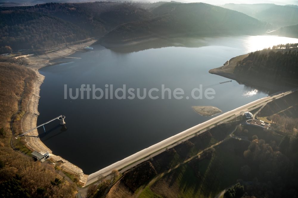 Attendorn aus der Vogelperspektive: Wassermangel an den Uferbereichen der Biggetalsperre in Attendorn im Bundesland Nordrhein-Westfalen, Deutschland