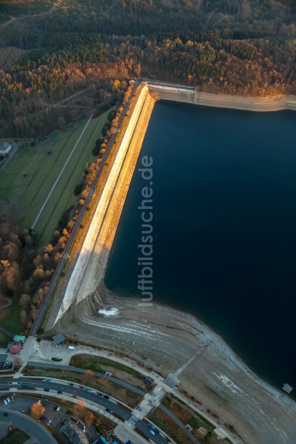 Sundern (Sauerland) aus der Vogelperspektive: Wassermangel an den Uferbereichen des Sorpesee an der Sorpetalsperre in Sundern (Sauerland) im Bundesland Nordrhein-Westfalen, Deutschland