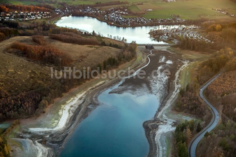 Sundern (Sauerland) aus der Vogelperspektive: Wassermangel an den Uferbereichen des Sorpesee an der Sorpetalsperre in Sundern (Sauerland) im Bundesland Nordrhein-Westfalen, Deutschland