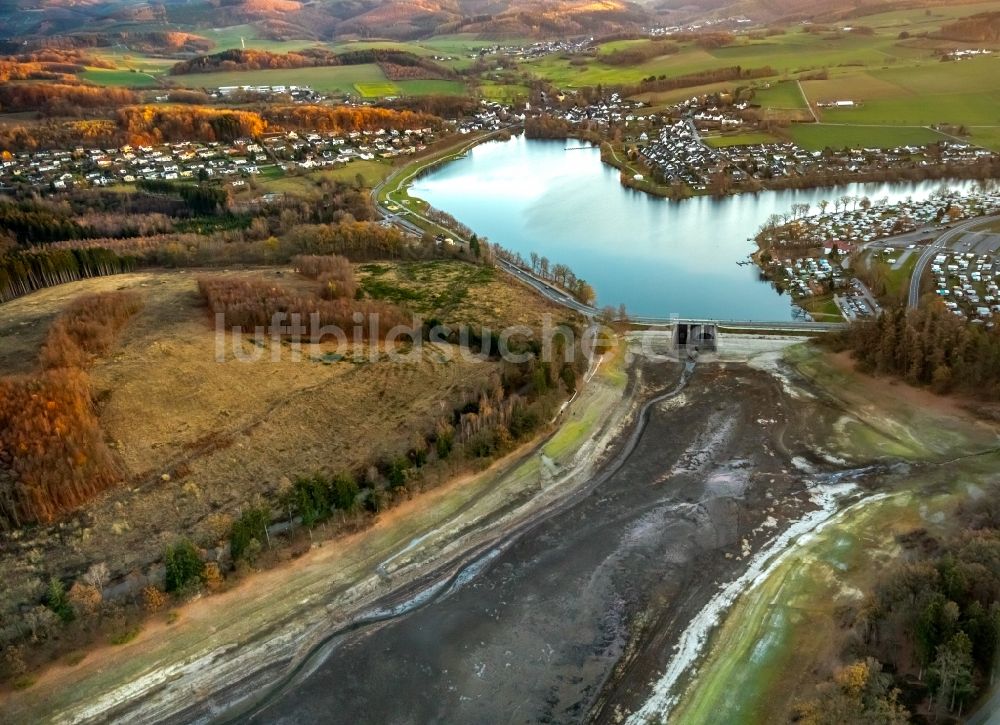 Luftaufnahme Sundern (Sauerland) - Wassermangel an den Uferbereichen des Sorpesee an der Sorpetalsperre in Sundern (Sauerland) im Bundesland Nordrhein-Westfalen, Deutschland