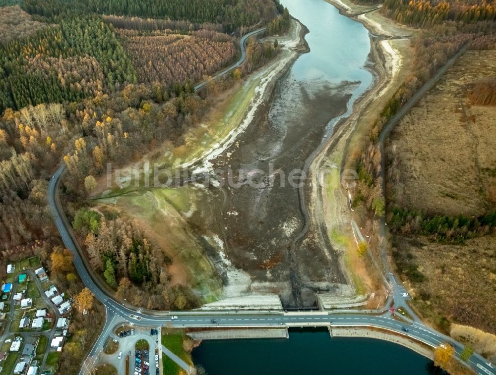 Sundern (Sauerland) aus der Vogelperspektive: Wassermangel an den Uferbereichen des Sorpesee an der Sorpetalsperre in Sundern (Sauerland) im Bundesland Nordrhein-Westfalen, Deutschland