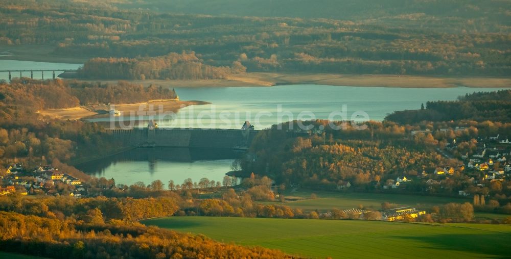 Luftaufnahme Möhnesee - Wassermangel an den Uferbereichen des Stausees an der Möhnetalsperre in Möhnesee im Bundesland Nordrhein-Westfalen, Deutschland