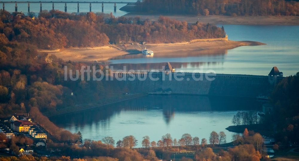 Luftbild Möhnesee - Wassermangel an den Uferbereichen des Stausees an der Möhnetalsperre in Möhnesee im Bundesland Nordrhein-Westfalen, Deutschland