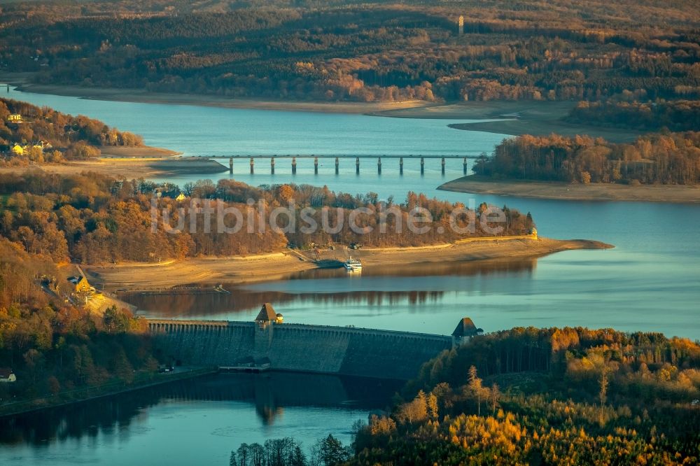 Möhnesee von oben - Wassermangel an den Uferbereichen des Stausees an der Möhnetalsperre in Möhnesee im Bundesland Nordrhein-Westfalen, Deutschland