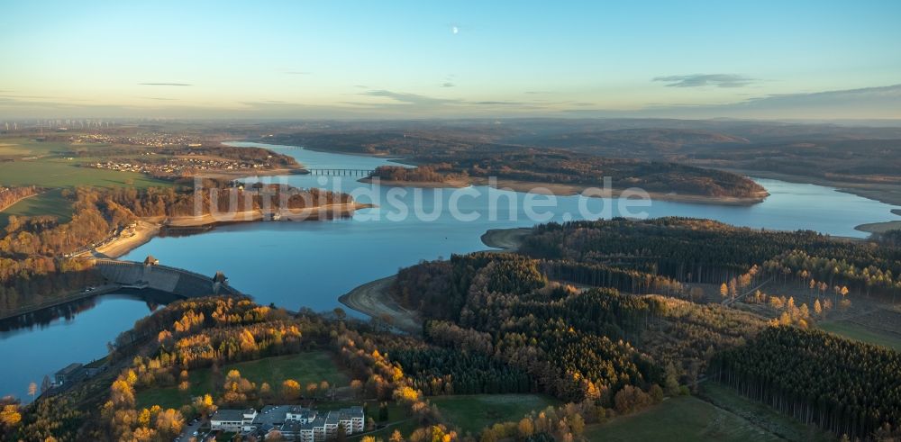 Luftbild Möhnesee - Wassermangel an den Uferbereichen des Stausees an der Möhnetalsperre in Möhnesee im Bundesland Nordrhein-Westfalen, Deutschland