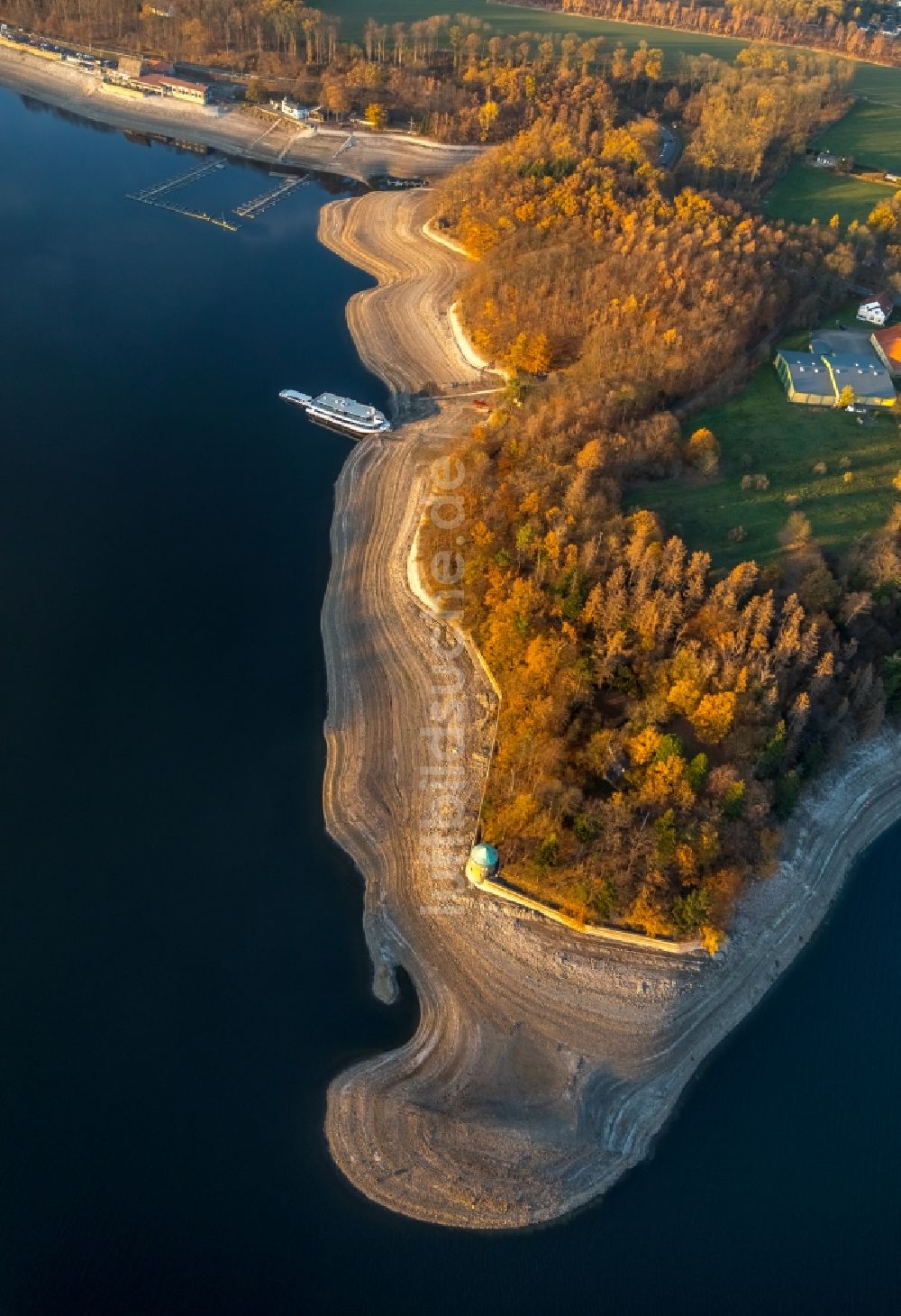 Luftbild Möhnesee - Wassermangel an den Uferbereichen des Stausees an der Möhnetalsperre in Möhnesee im Bundesland Nordrhein-Westfalen, Deutschland