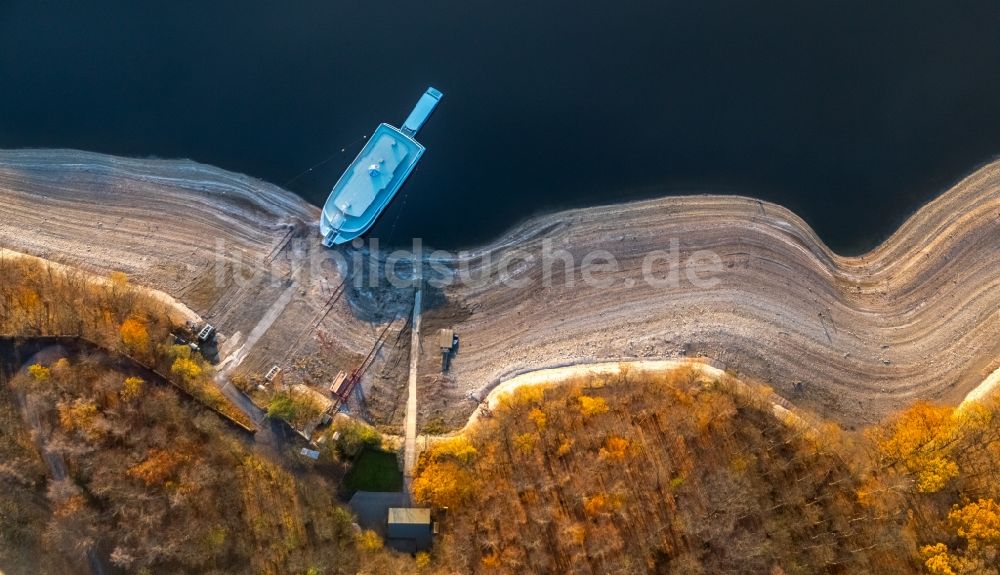 Luftaufnahme Möhnesee - Wassermangel an den Uferbereichen des Stausees an der Möhnetalsperre in Möhnesee im Bundesland Nordrhein-Westfalen, Deutschland