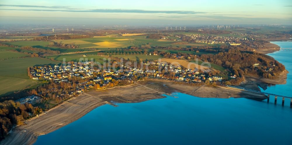 Möhnesee aus der Vogelperspektive: Wassermangel an den Uferbereichen des Stausees an der Möhnetalsperre in Möhnesee im Bundesland Nordrhein-Westfalen, Deutschland