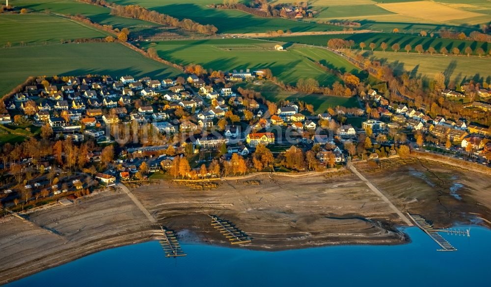 Luftbild Möhnesee - Wassermangel an den Uferbereichen des Stausees an der Möhnetalsperre in Möhnesee im Bundesland Nordrhein-Westfalen, Deutschland