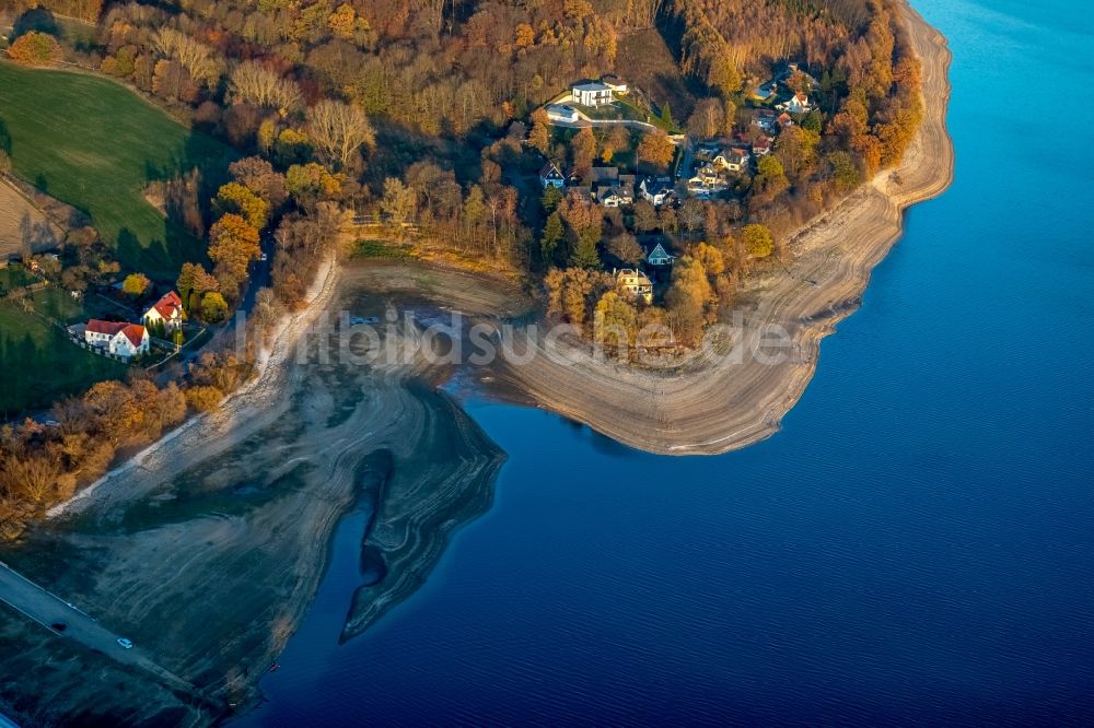 Möhnesee von oben - Wassermangel an den Uferbereichen des Stausees an der Möhnetalsperre in Möhnesee im Bundesland Nordrhein-Westfalen, Deutschland