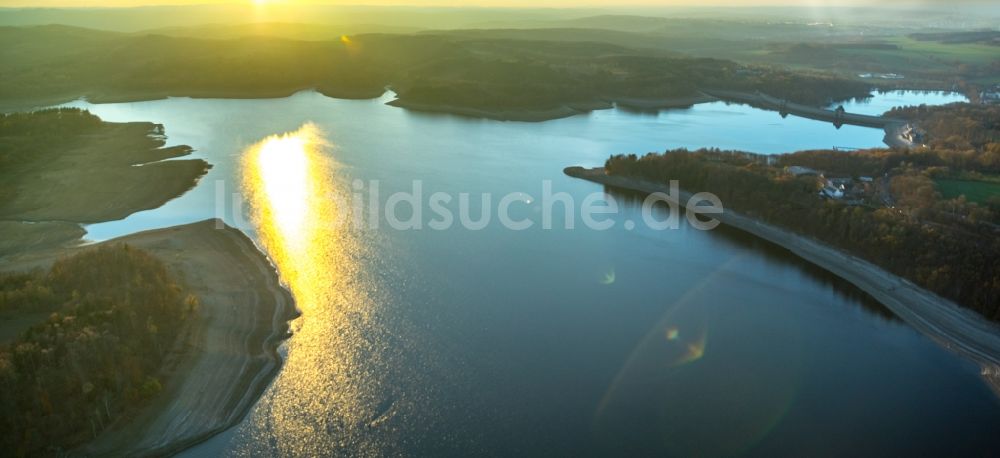 Möhnesee von oben - Wassermangel an den Uferbereichen des Stausees an der Möhnetalsperre in Möhnesee im Bundesland Nordrhein-Westfalen, Deutschland