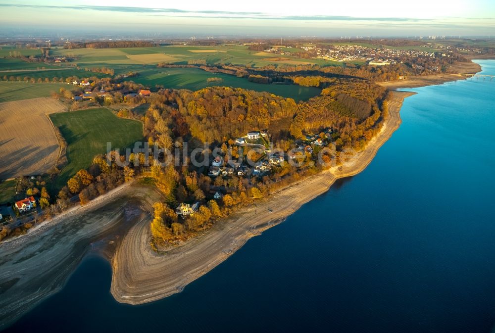 Möhnesee aus der Vogelperspektive: Wassermangel an den Uferbereichen des Stausees an der Möhnetalsperre in Möhnesee im Bundesland Nordrhein-Westfalen, Deutschland