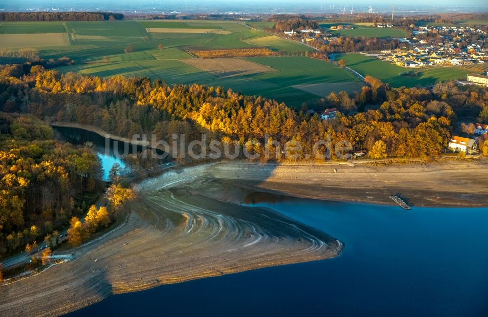 Luftbild Möhnesee - Wassermangel an den Uferbereichen des Stausees an der Möhnetalsperre in Möhnesee im Bundesland Nordrhein-Westfalen, Deutschland