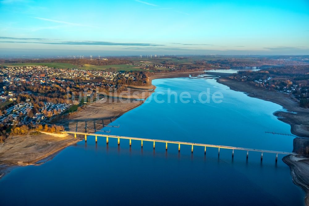 Luftaufnahme Möhnesee - Wassermangel an den Uferbereichen des Stausees an der Möhnetalsperre in Möhnesee im Bundesland Nordrhein-Westfalen, Deutschland