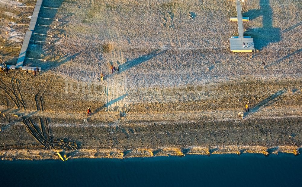 Luftaufnahme Möhnesee - Wassermangel an den Uferbereichen des Stausees an der Möhnetalsperre in Möhnesee im Bundesland Nordrhein-Westfalen, Deutschland