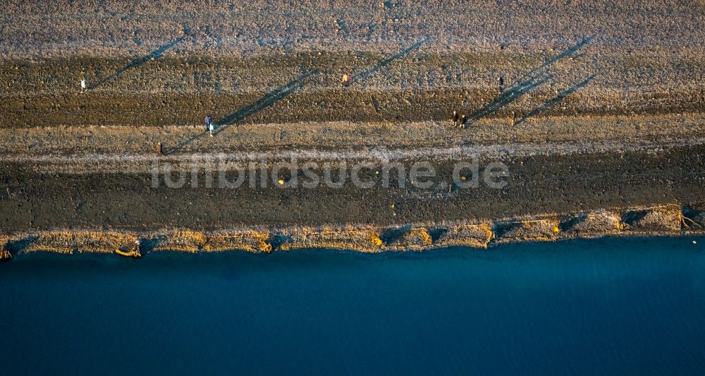 Möhnesee von oben - Wassermangel an den Uferbereichen des Stausees an der Möhnetalsperre in Möhnesee im Bundesland Nordrhein-Westfalen, Deutschland