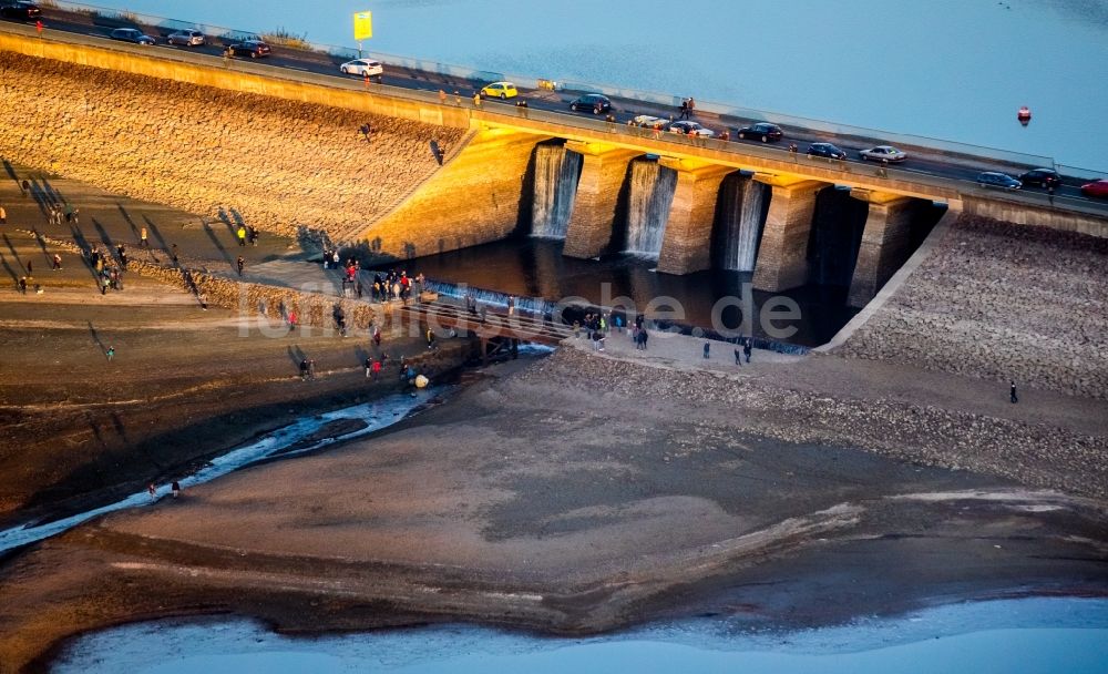 Möhnesee aus der Vogelperspektive: Wassermangel an den Uferbereichen des Stausees an der Möhnetalsperre in Möhnesee im Bundesland Nordrhein-Westfalen, Deutschland