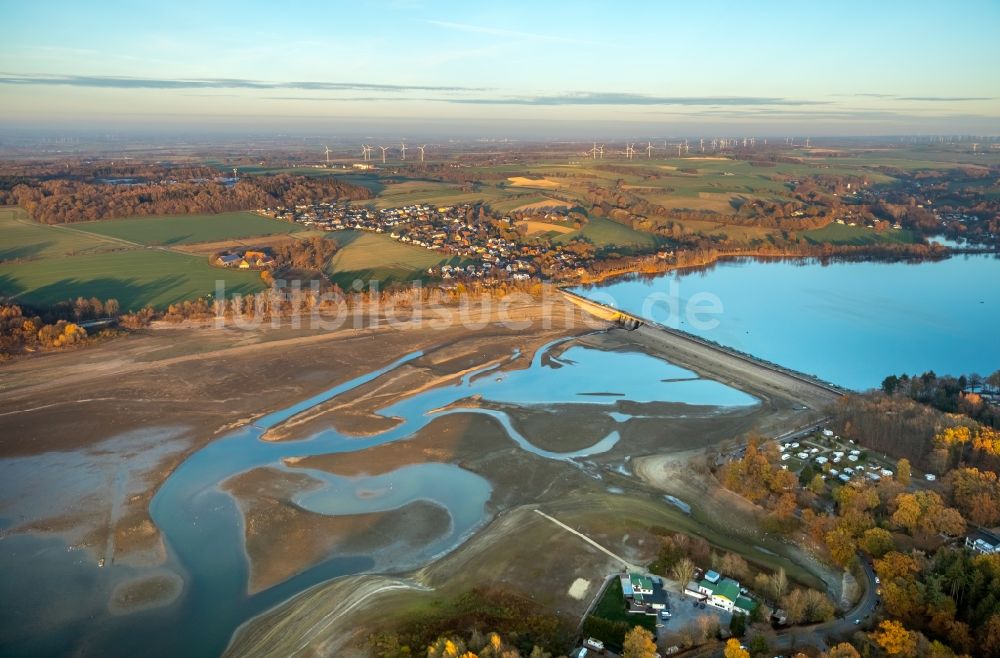 Luftbild Möhnesee - Wassermangel an den Uferbereichen des Stausees an der Möhnetalsperre in Möhnesee im Bundesland Nordrhein-Westfalen, Deutschland