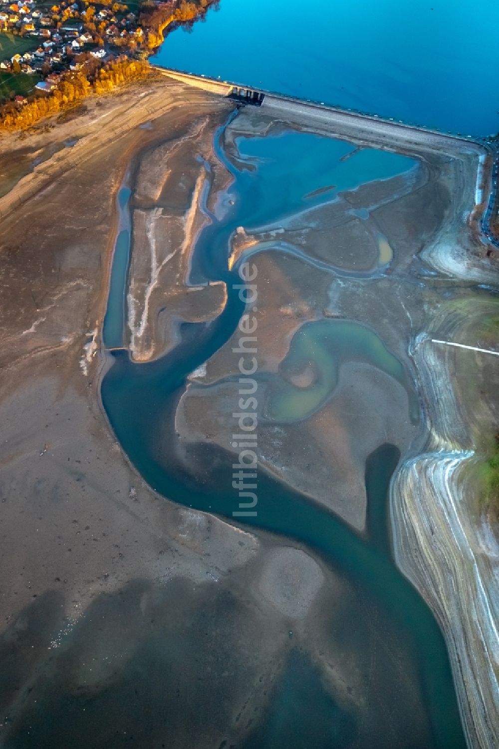 Möhnesee aus der Vogelperspektive: Wassermangel an den Uferbereichen des Stausees an der Möhnetalsperre in Möhnesee im Bundesland Nordrhein-Westfalen, Deutschland