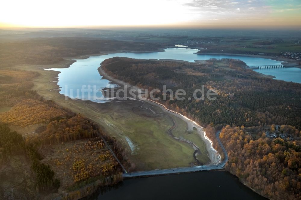 Luftaufnahme Möhnesee - Wassermangel an den Uferbereichen des Stausees an der Möhnetalsperre in Möhnesee im Bundesland Nordrhein-Westfalen, Deutschland