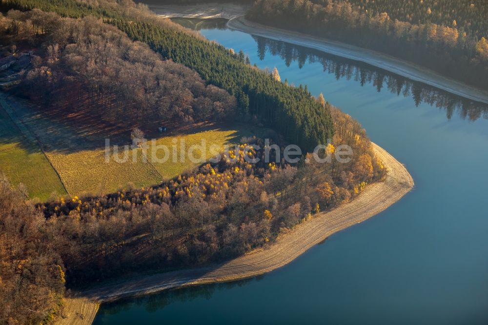 Lüdenscheid aus der Vogelperspektive: Wassermangel an den Uferbereichen der Versetalsperre in Lüdenscheid im Bundesland Nordrhein-Westfalen, Deutschland