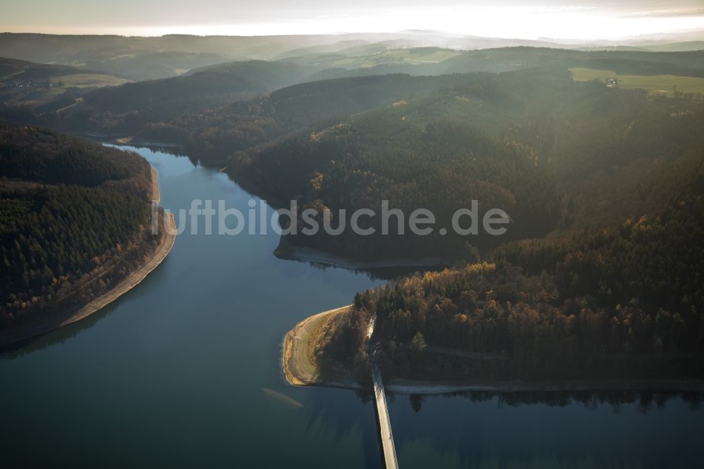 Luftbild Lüdenscheid - Wassermangel an den Uferbereichen der Versetalsperre in Lüdenscheid im Bundesland Nordrhein-Westfalen, Deutschland