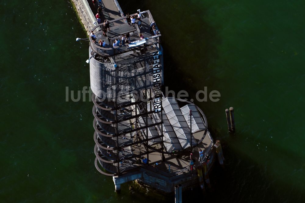 Friedrichshafen aus der Vogelperspektive: Wasseroberfläche von Bodensee mit der Mole und Aussichtsturm in Friedrichshafen im Bundesland Baden-Württemberg, Deutschland