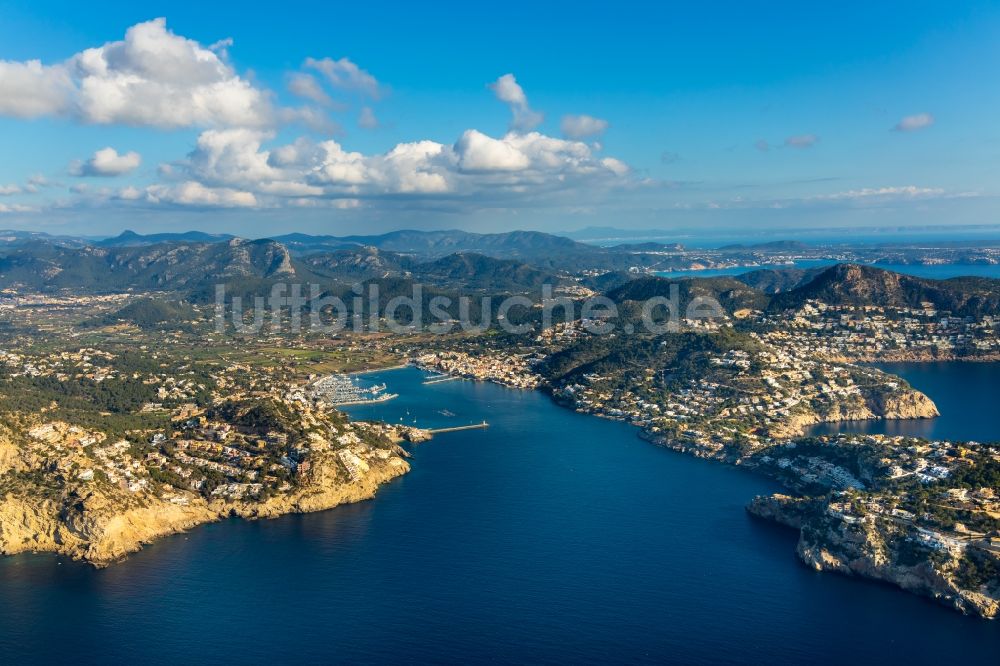 Luftaufnahme Port d'Andratx - Wasseroberfläche an der Bucht entlang der Meeres- Küste Balearen-Meer in Port d'Andratx auf der balearischen Mittelmeerinsel Mallorca, Spanien