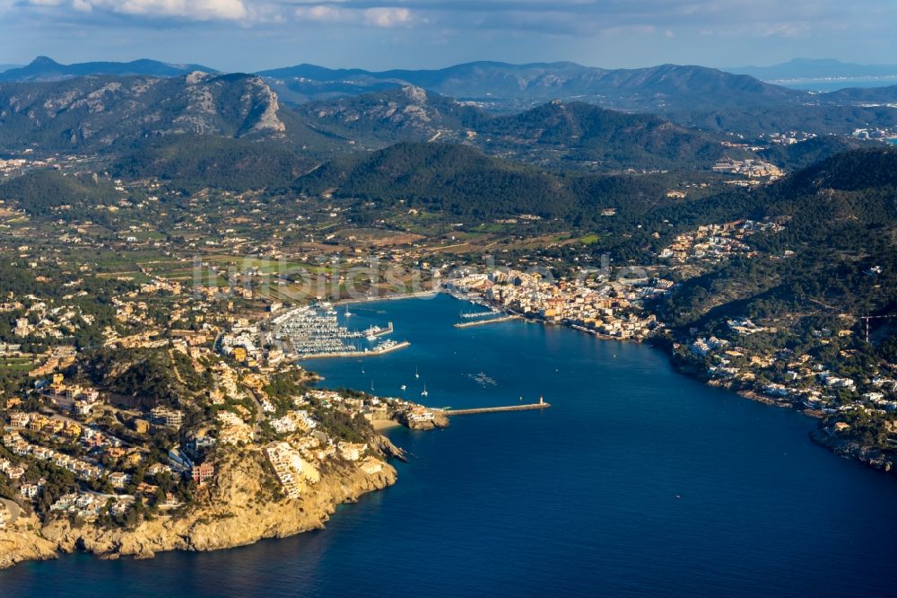 Port d'Andratx von oben - Wasseroberfläche an der Bucht entlang der Meeres- Küste Balearen-Meer in Port d'Andratx auf der balearischen Mittelmeerinsel Mallorca, Spanien