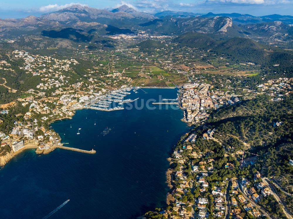 Port d'Andratx aus der Vogelperspektive: Wasseroberfläche an der Bucht entlang der Meeres- Küste Balearen-Meer in Port d'Andratx auf der balearischen Mittelmeerinsel Mallorca, Spanien