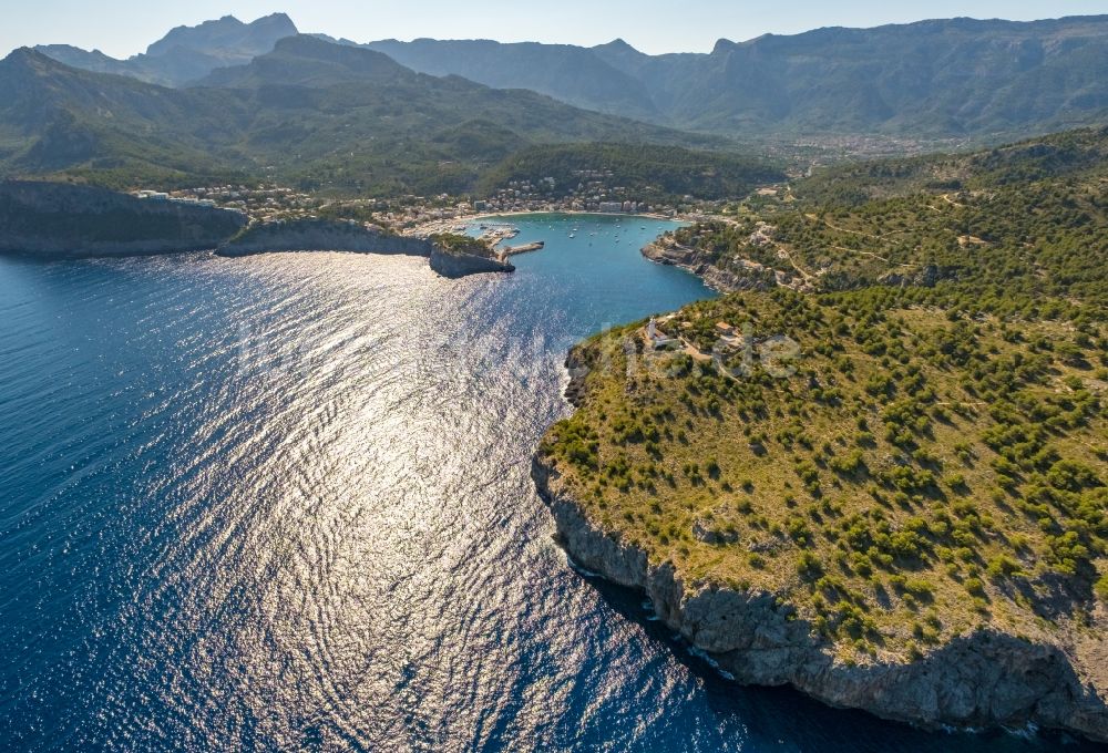 Luftbild Port de Soller - Wasseroberfläche an der Bucht entlang der Meeres- Küste des Balearen-Meer in Port de Soller auf der balearischen Mittelmeerinsel Mallorca, Spanien