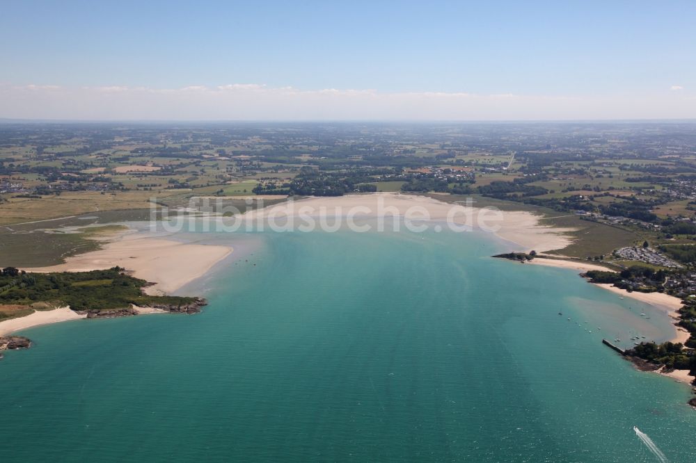 Lancieux von oben - Wasseroberfläche an der Bucht entlang der Meeres- Küste bei Lancieux in Bretagne, Frankreich