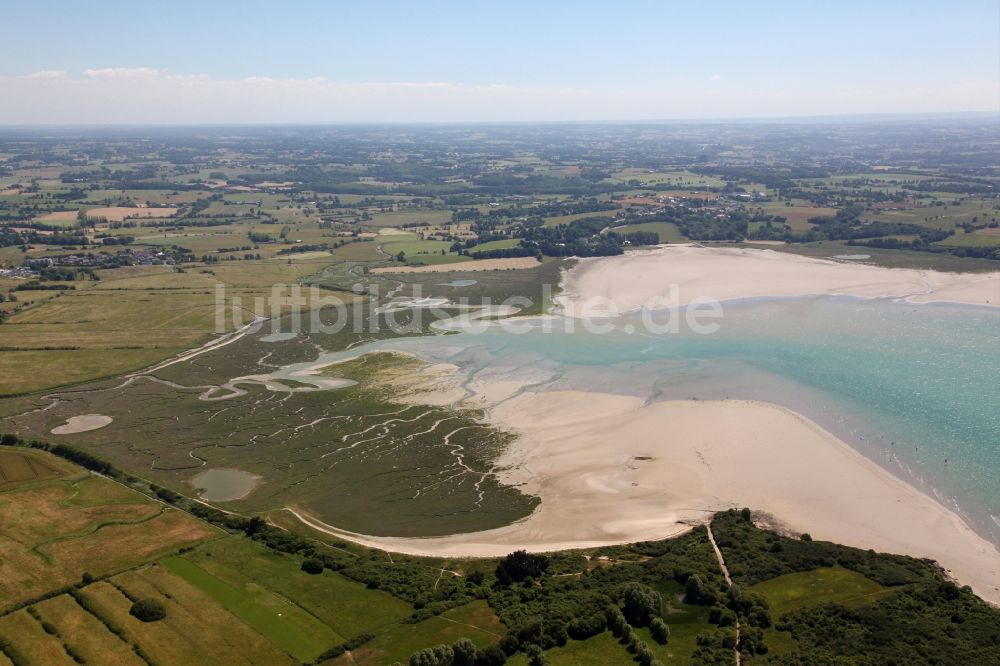 Lancieux aus der Vogelperspektive: Wasseroberfläche an der Bucht entlang der Meeres- Küste bei Lancieux in Bretagne, Frankreich