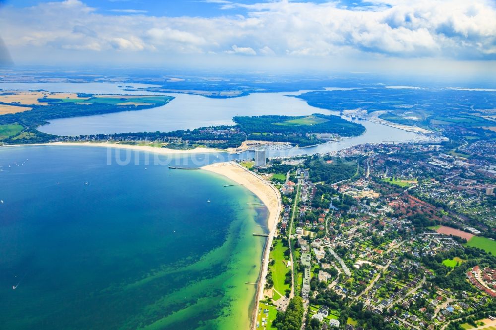 Luftaufnahme Lübeck - Wasseroberfläche an der Bucht entlang der Meeres- Küste bei Travemünde in Lübeck im Bundesland Schleswig-Holstein, Deutschland