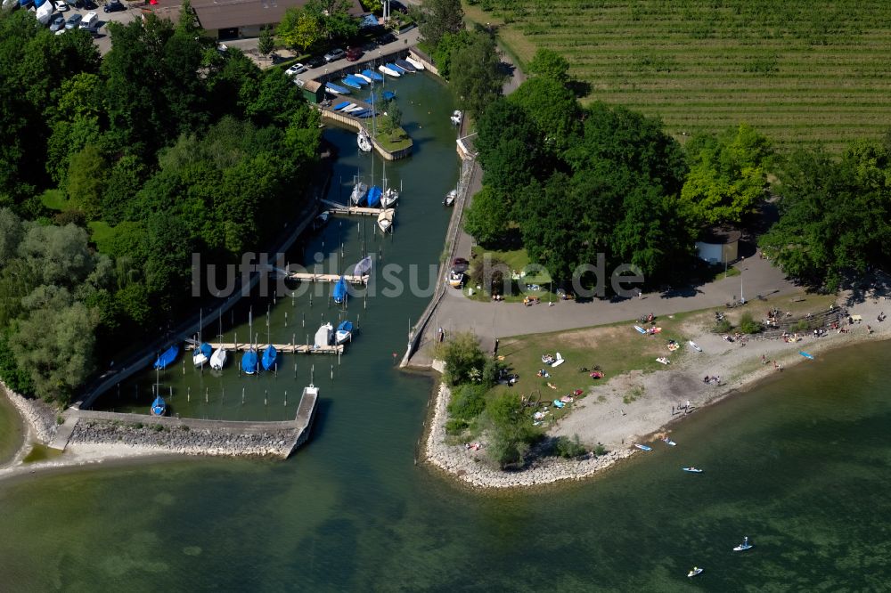 Luftaufnahme Fischbach - Wasseroberfläche entlang des Molenverlaufes am Bodensee in Fischbach im Bundesland Baden-Württemberg, Deutschland