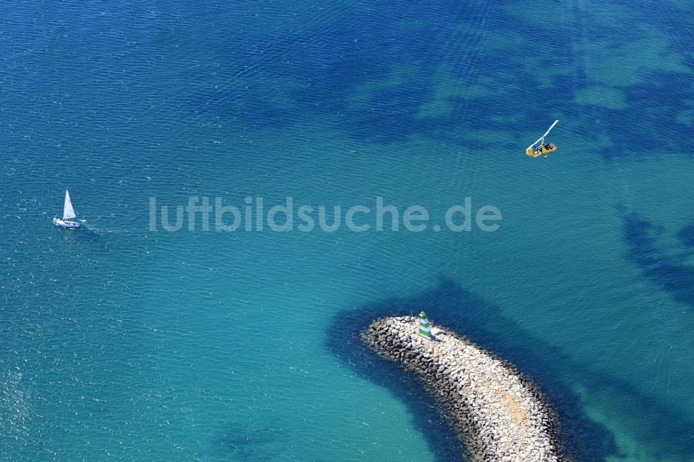 Lagos von oben - Wasseroberfläche entlang des Molenverlaufes an der Meeres- Küste des Atlantik in Lagos in Distrikt Faro, Portugal