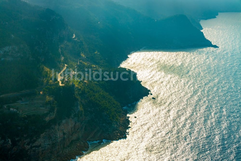 Andratx von oben - Wasseroberfläche an der Meeres- Küste des Balearen- Meer in Andratx auf der balearischen Mittelmeerinsel Mallorca, Spanien