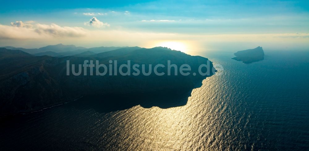 Luftbild Andratx - Wasseroberfläche an der Meeres- Küste des Balearen- Meer in Andratx auf der balearischen Mittelmeerinsel Mallorca, Spanien